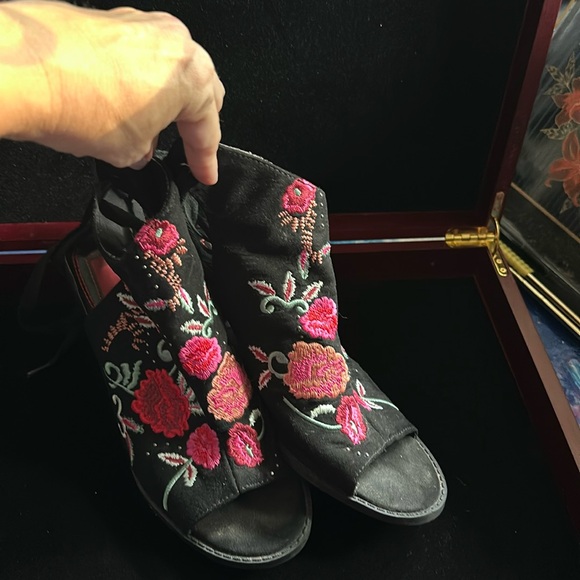 Embroidered spring peep toe boots 👢 - Picture 1 of 3
